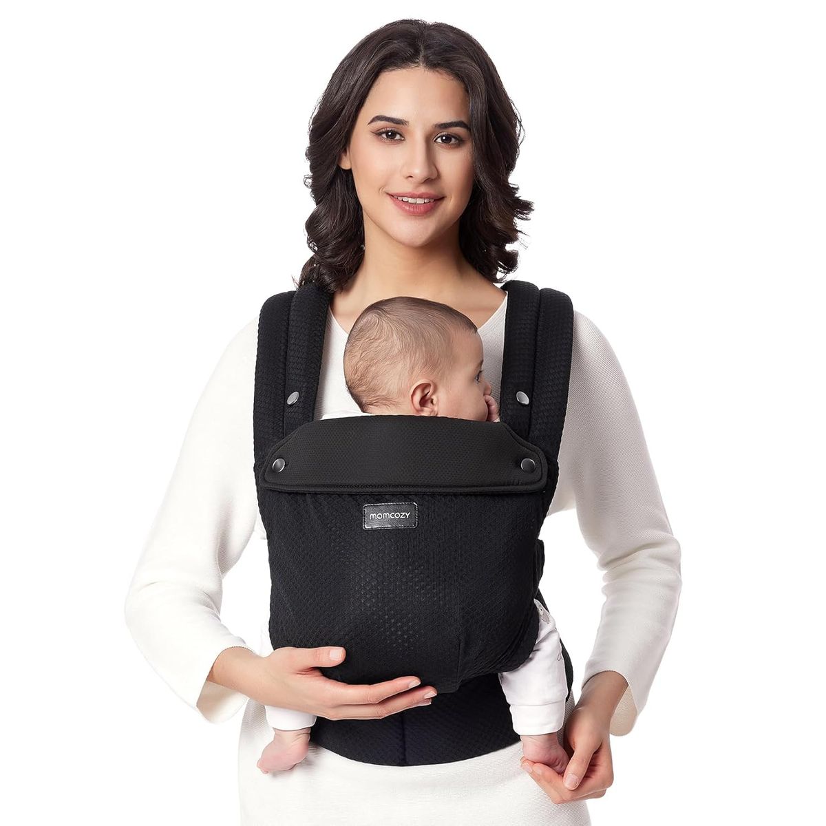 Marsupio nero Momcozy. Donna con bambino. Tessuto a rete. Spallacci e cintura. Logo visibile. Bambino nel marsupio.