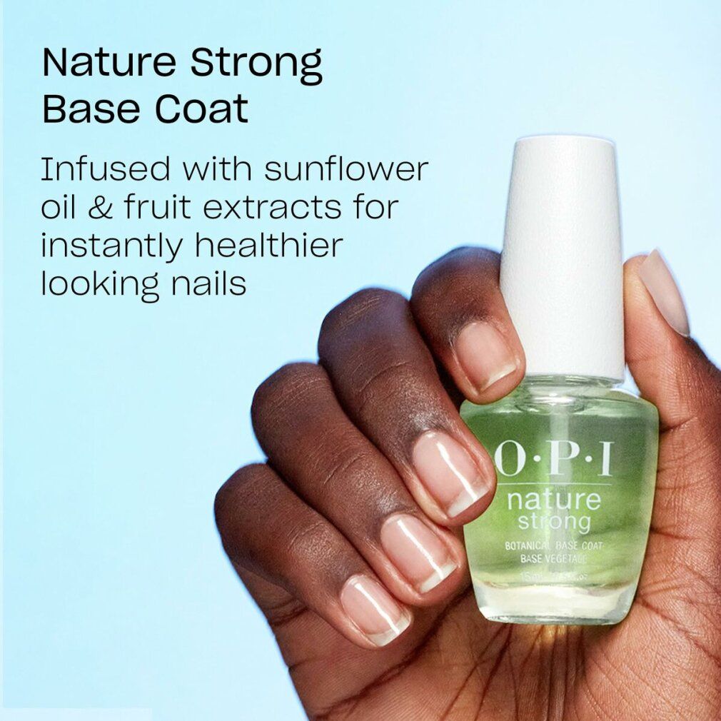 Base coat OPI Nature Strong. Flacone con tappo bianco. Scritta: OPI, Nature Strong. Mano con unghie smaltate.