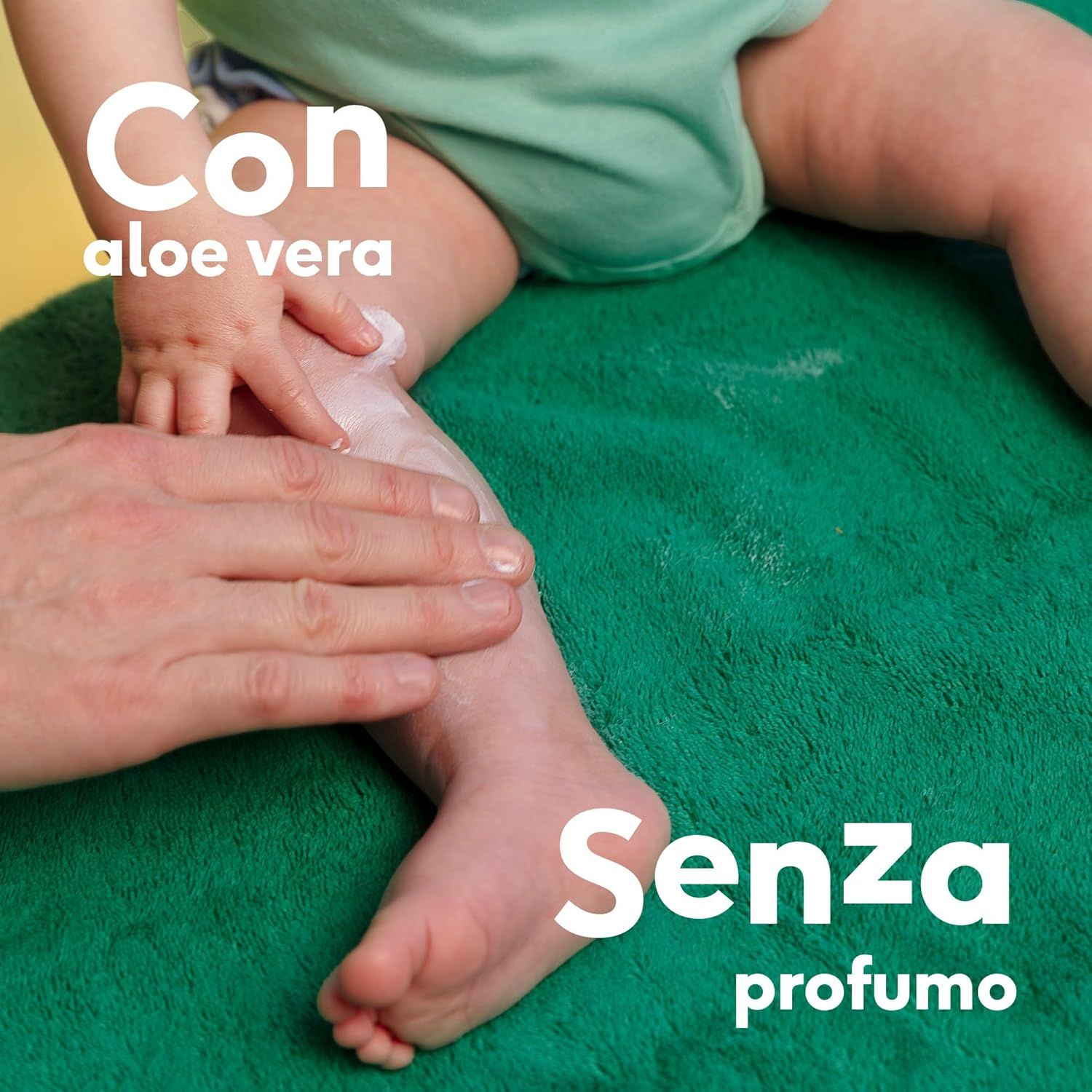 Piede di bambino con crema. Testo: Con aloe vera, senza profumo.