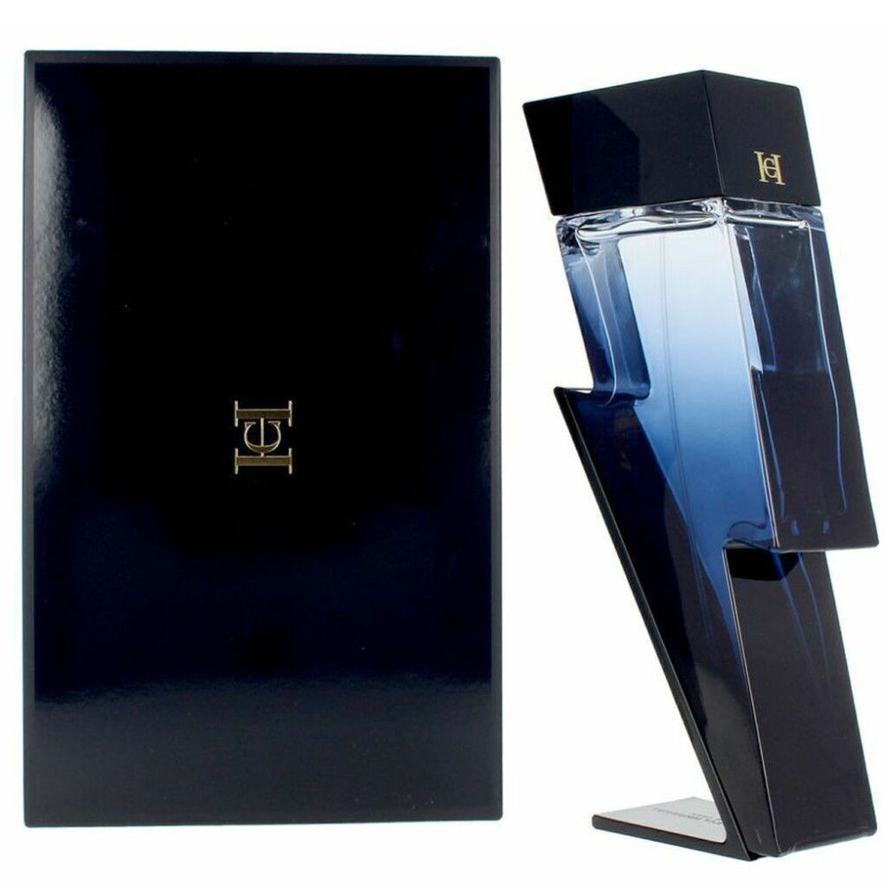 Flacone blu scuro a forma di fulmine e confezione nera con logo dorato. Flacone su supporto.