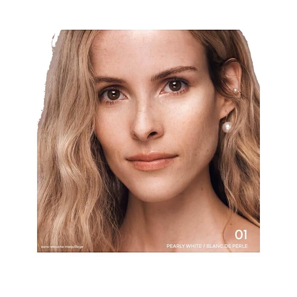 Ritratto di donna con incarnato chiaro. Scritta: 01 Pearly White / Blanc de Perle.