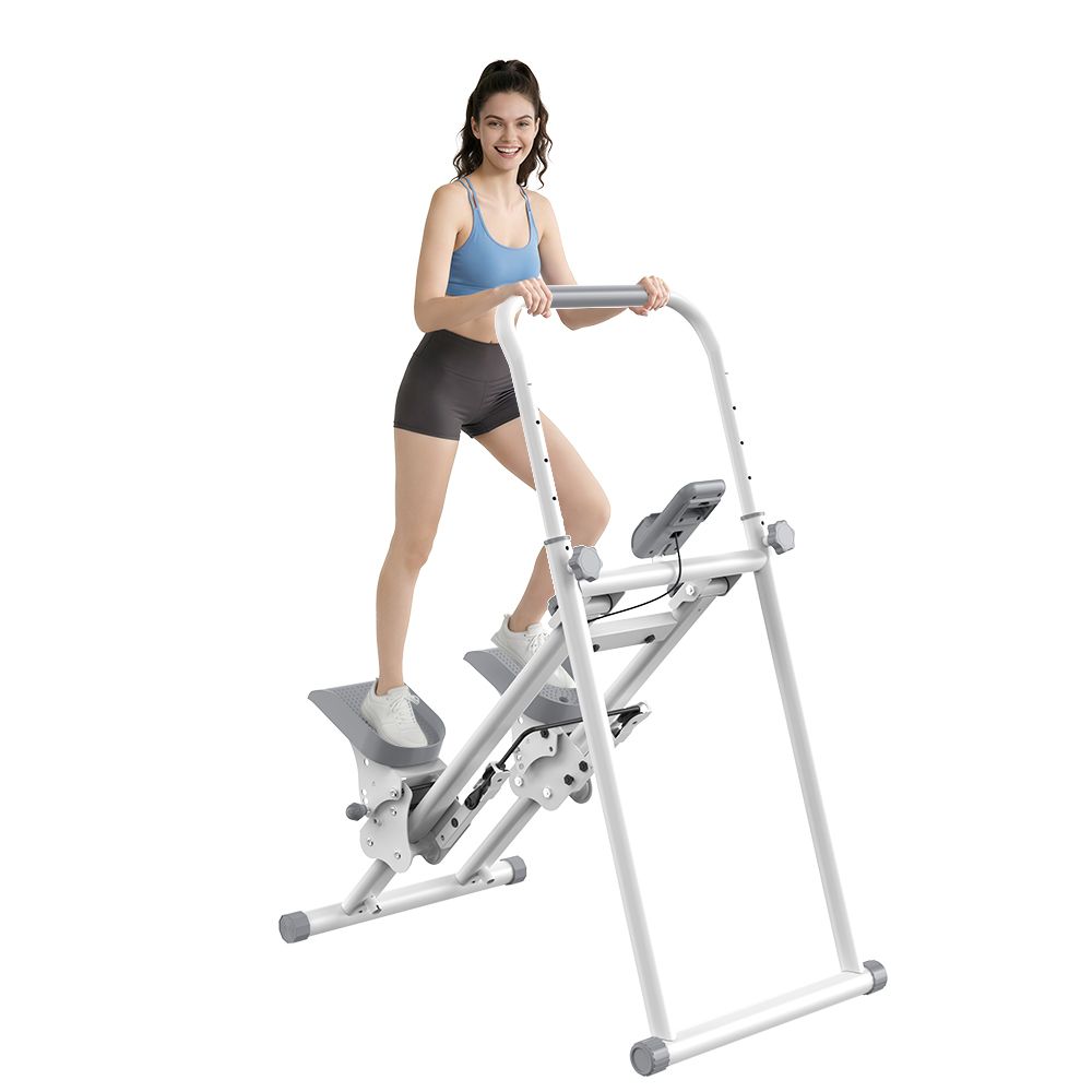 Una donna si allena su uno stepper bianco con manubrio e pedali. Lo stepper ha un display.