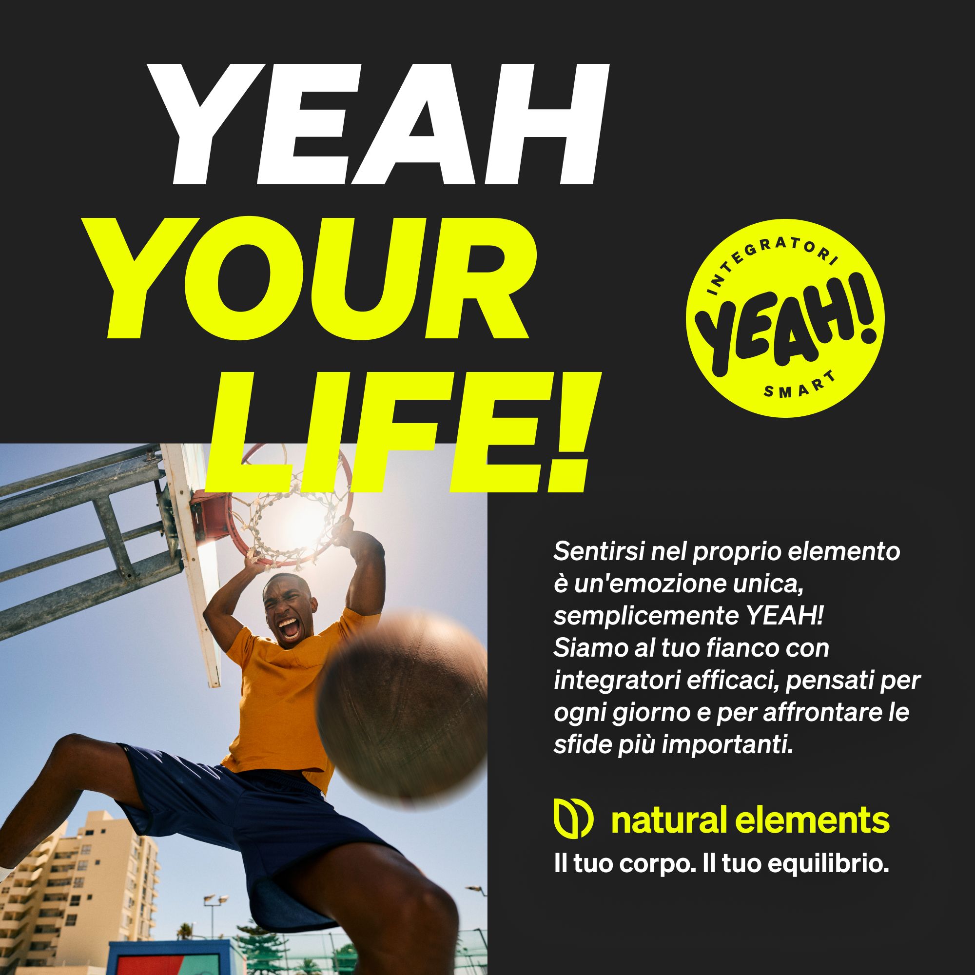 Un uomo gioca a basket e lancia la palla nel canestro. "YEAH YOUR LIFE!" è scritto a caratteri grandi.