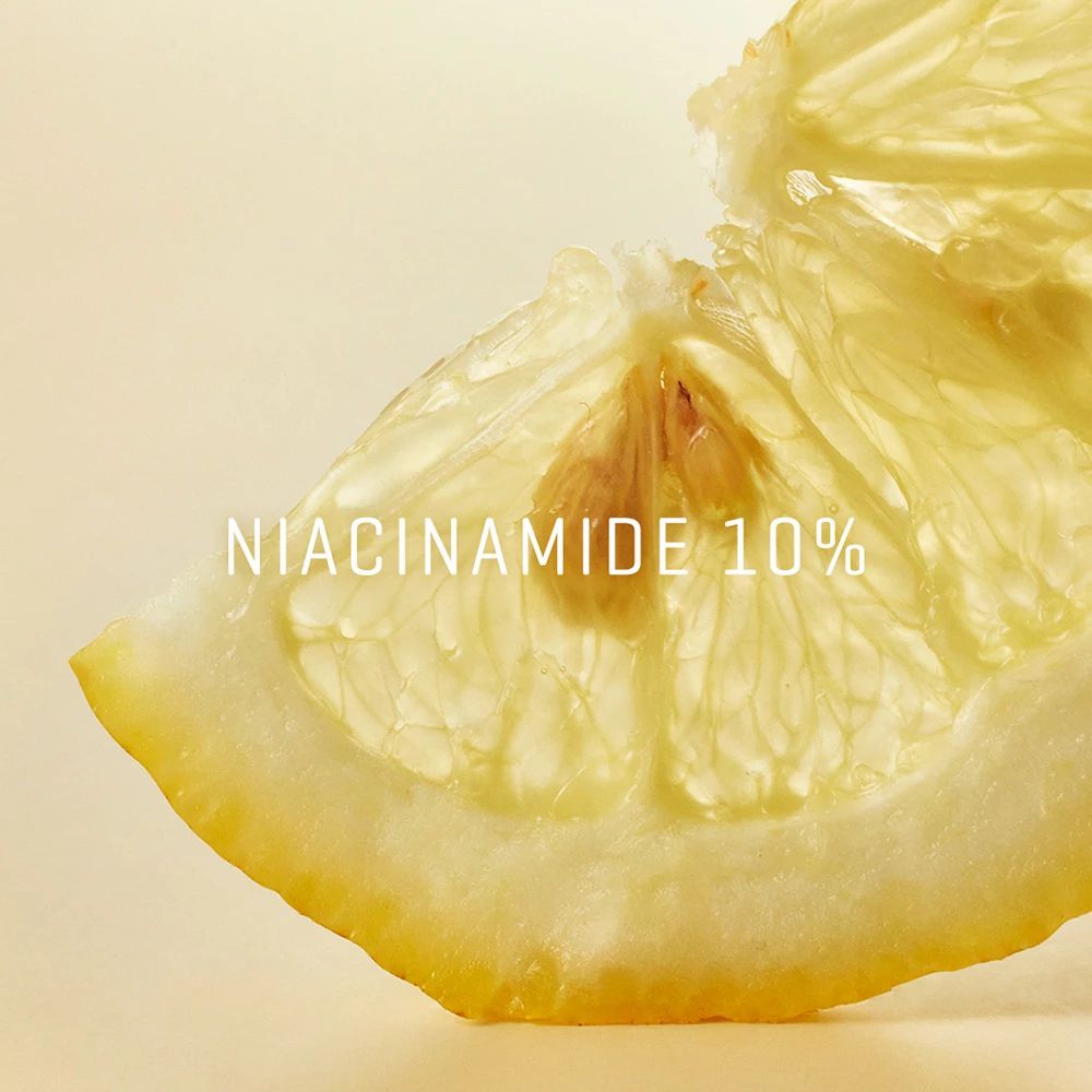 Fetta di limone con testo: Niacinamide 10%. Sfondo giallo.