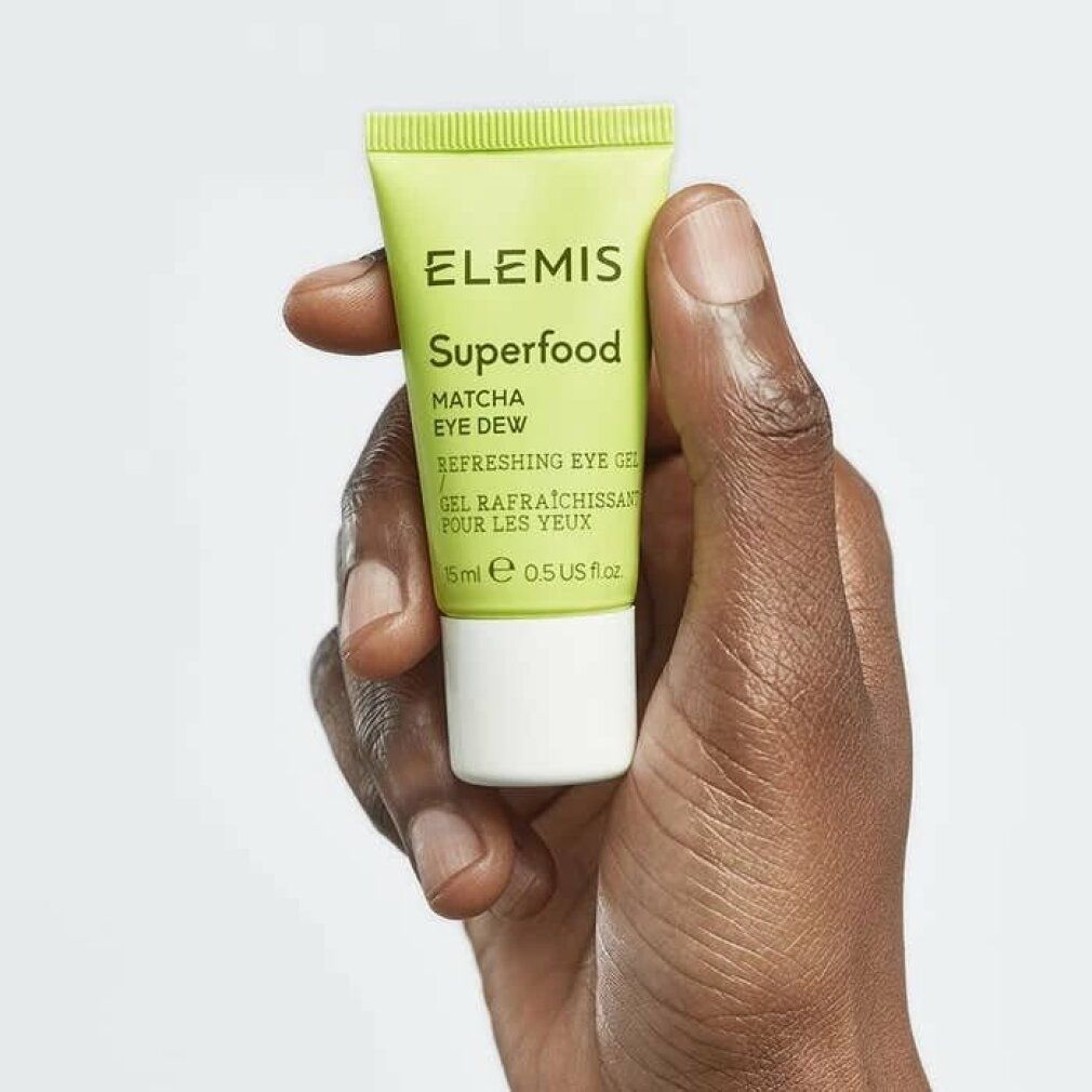 Tubo verde tenuto in mano. Scritta: Elemis Superfood Matcha Eye Dew, Refreshing Eye Gel. Volume: 15ml.