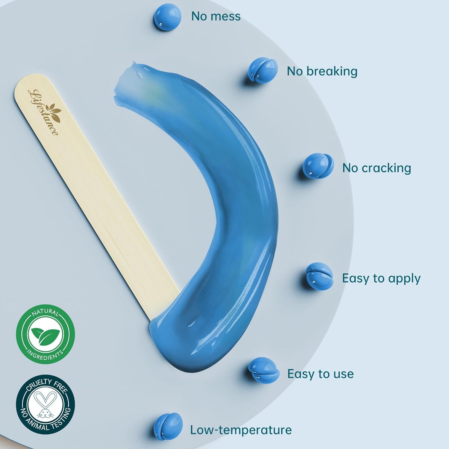 Cera blu su spatola di legno. Testo: Naturale, cruelty-free, facile da applicare, bassa temperatura.