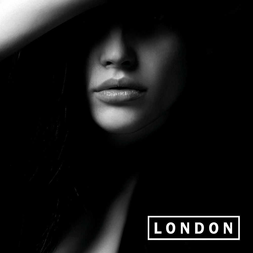 Ritratto in bianco e nero di una donna. Testo: LONDON.