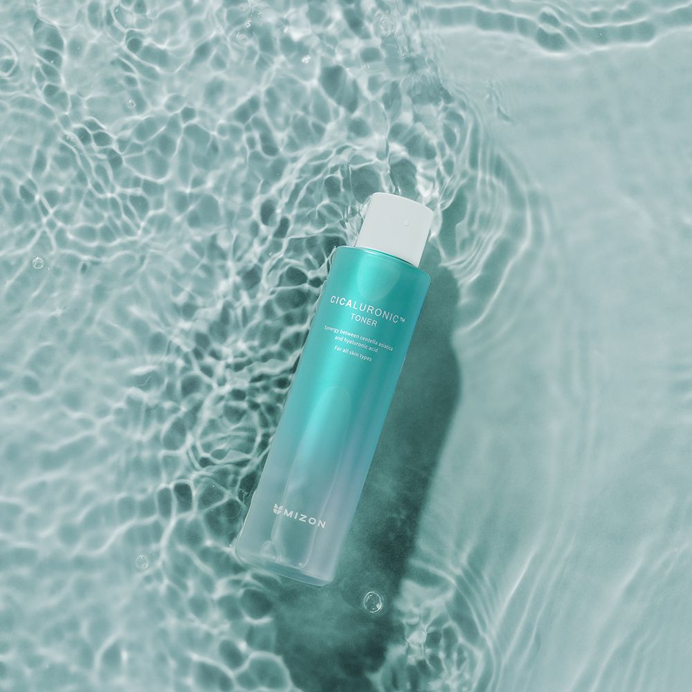 Flacone cilindrico nell'acqua. Scritta: Cicaluronic Toner. Marchio: Mizon.