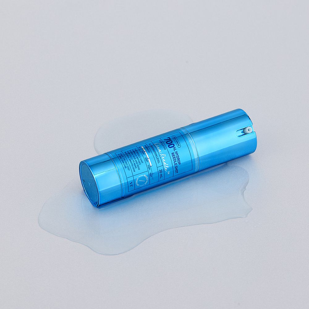 Prodotto cilindrico blu, Hydrop Reedle Shot 700, su sfondo bianco. Liquido attorno al prodotto.