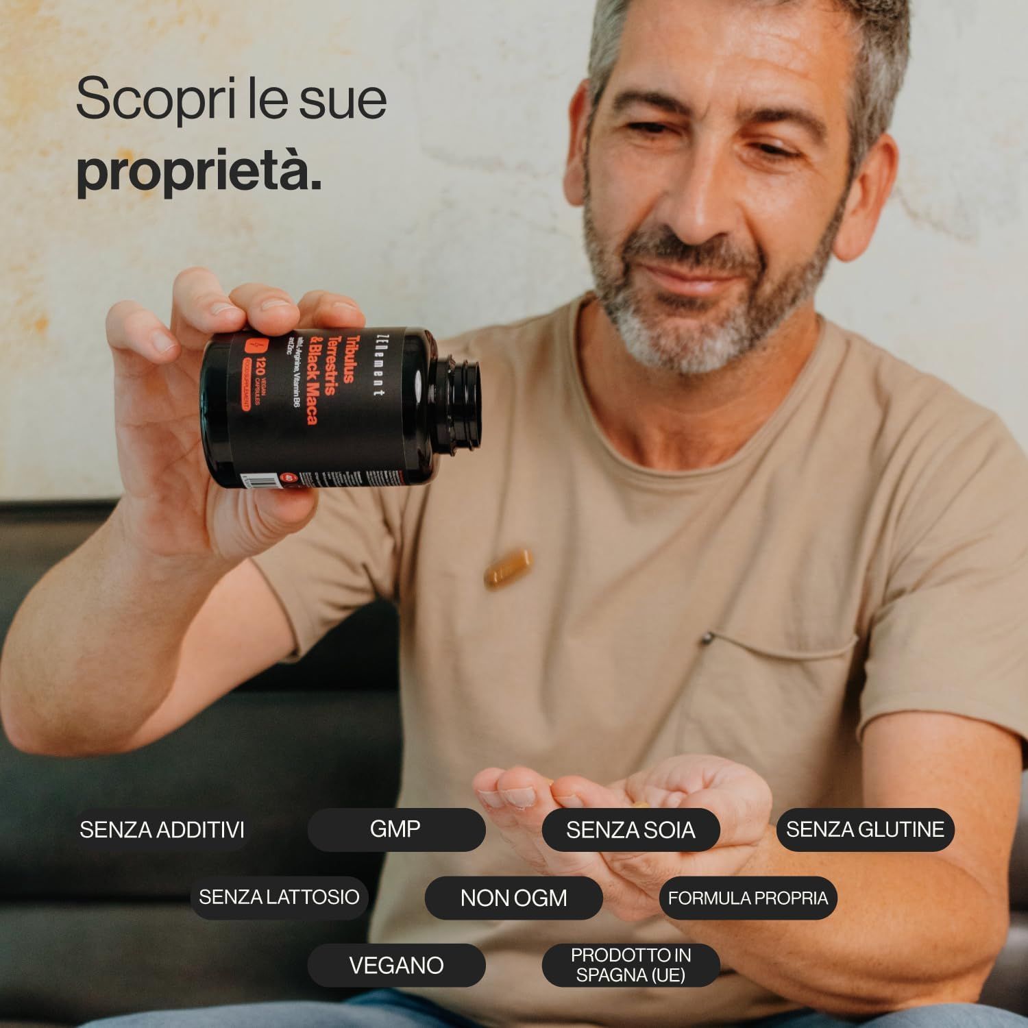 Uomo tiene flacone Zenement Tribulus Terrestris & Black Maca. Testo: Senza additivi, GMP, senza soia, senza glutine, vegano.