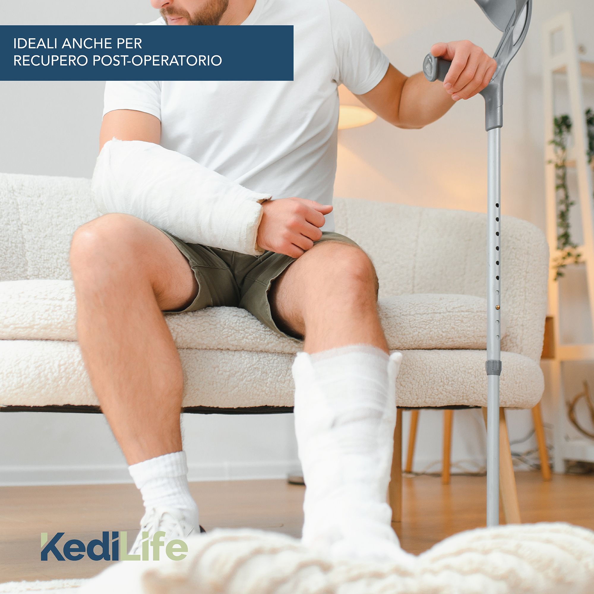 Uomo con gamba e braccio ingessati seduto su un divano. Testo: Ideale anche per il recupero post-operatorio. Marchio: KediLife.