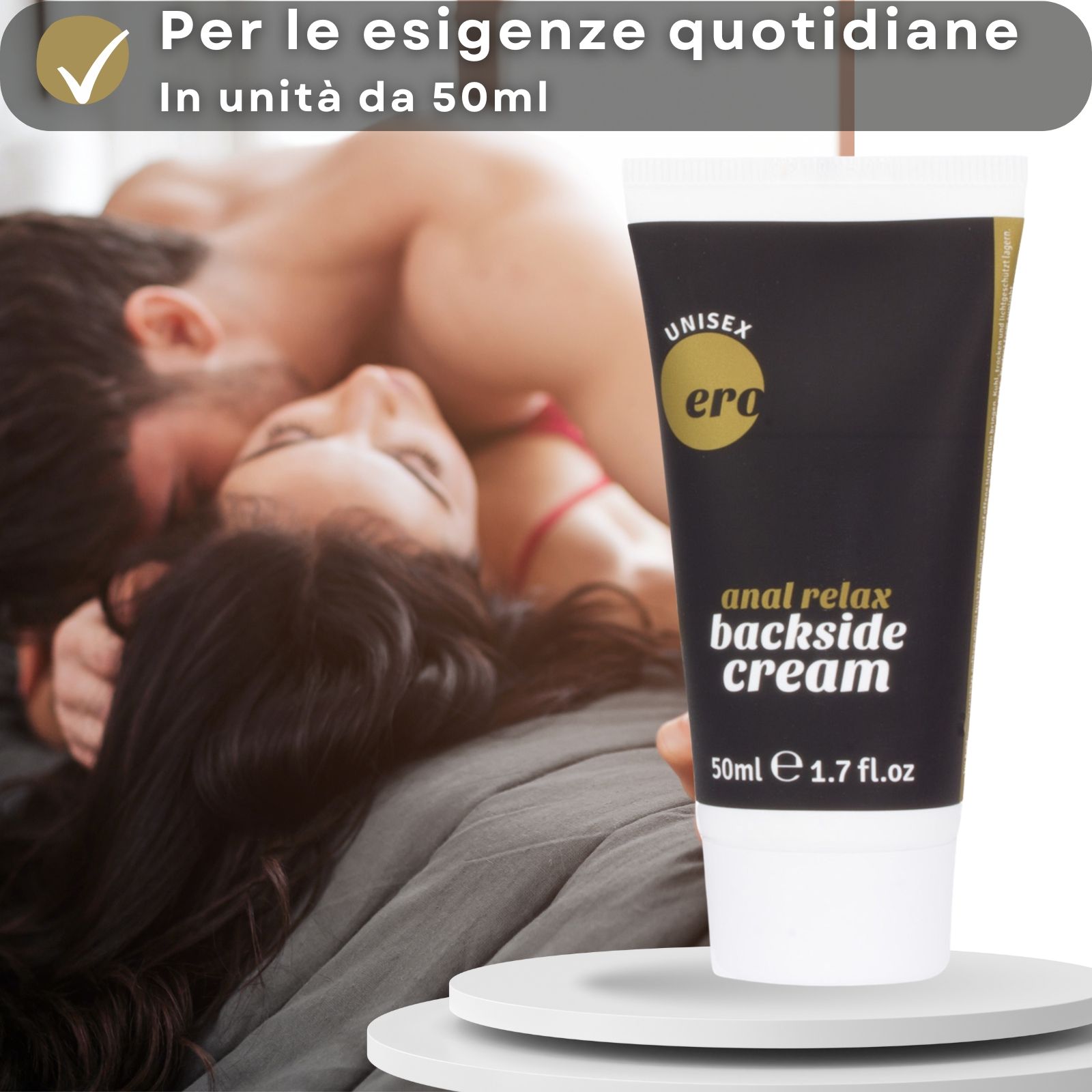 Tubo di crema e testo. Scritto: "Ero", "anal relax backside cream". Tubo nero, testo dorato. Coppia sullo sfondo.