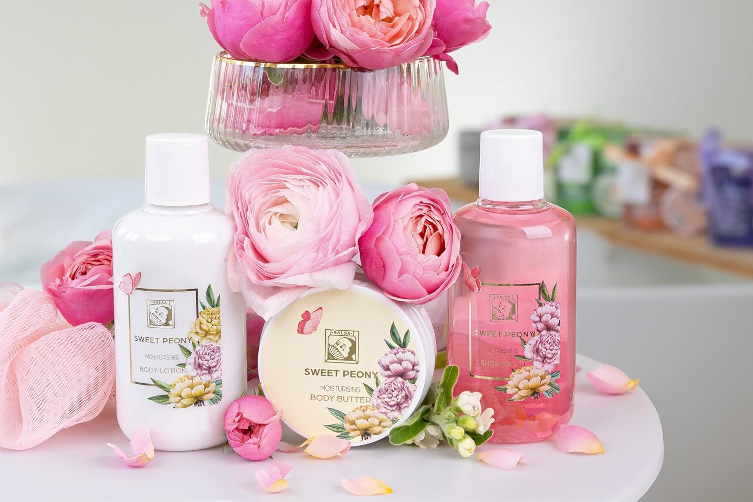 Tre prodotti: lozione per il corpo, gel doccia e burro corpo. Stampa: Sweet Peony. Decorazione: rose e petali.