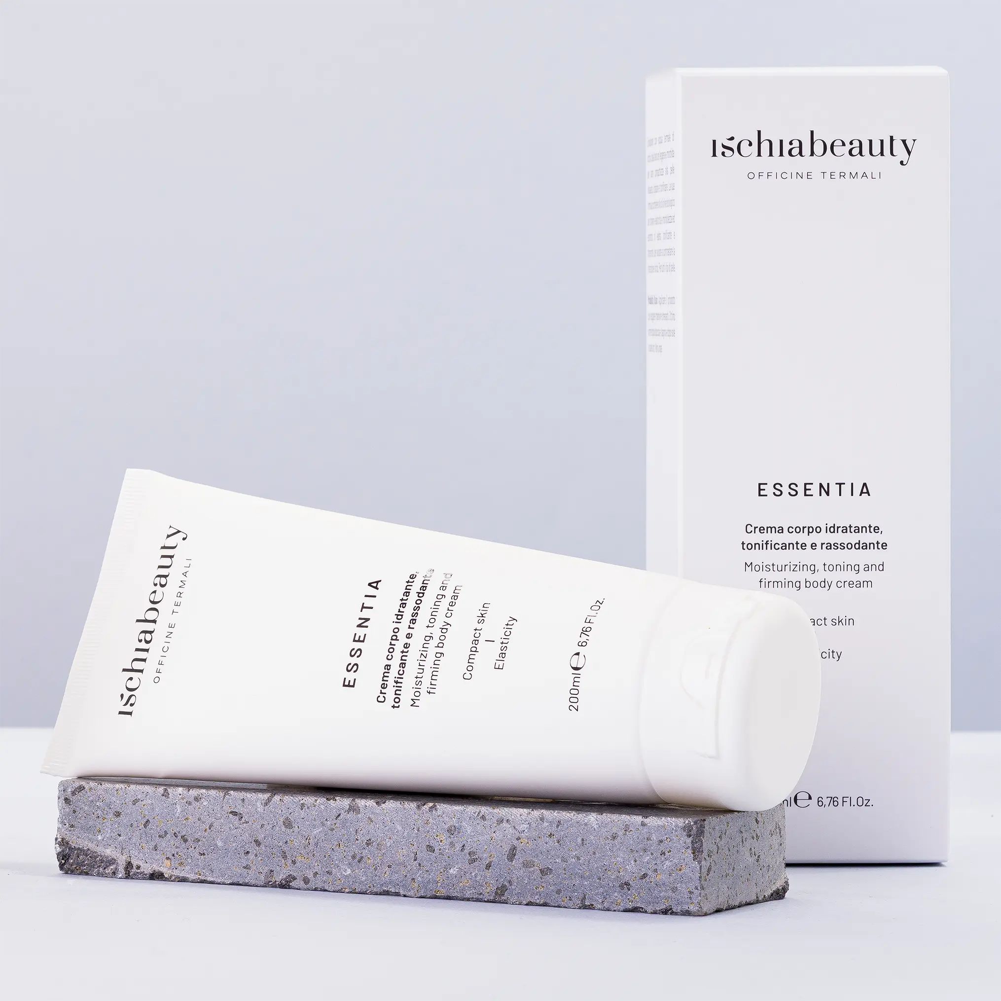 Tubo e scatola bianchi con testo. Scritto: ischiabeauty, Essentia, Crema corpo idratante, tonificante e rassodante. 200ml.