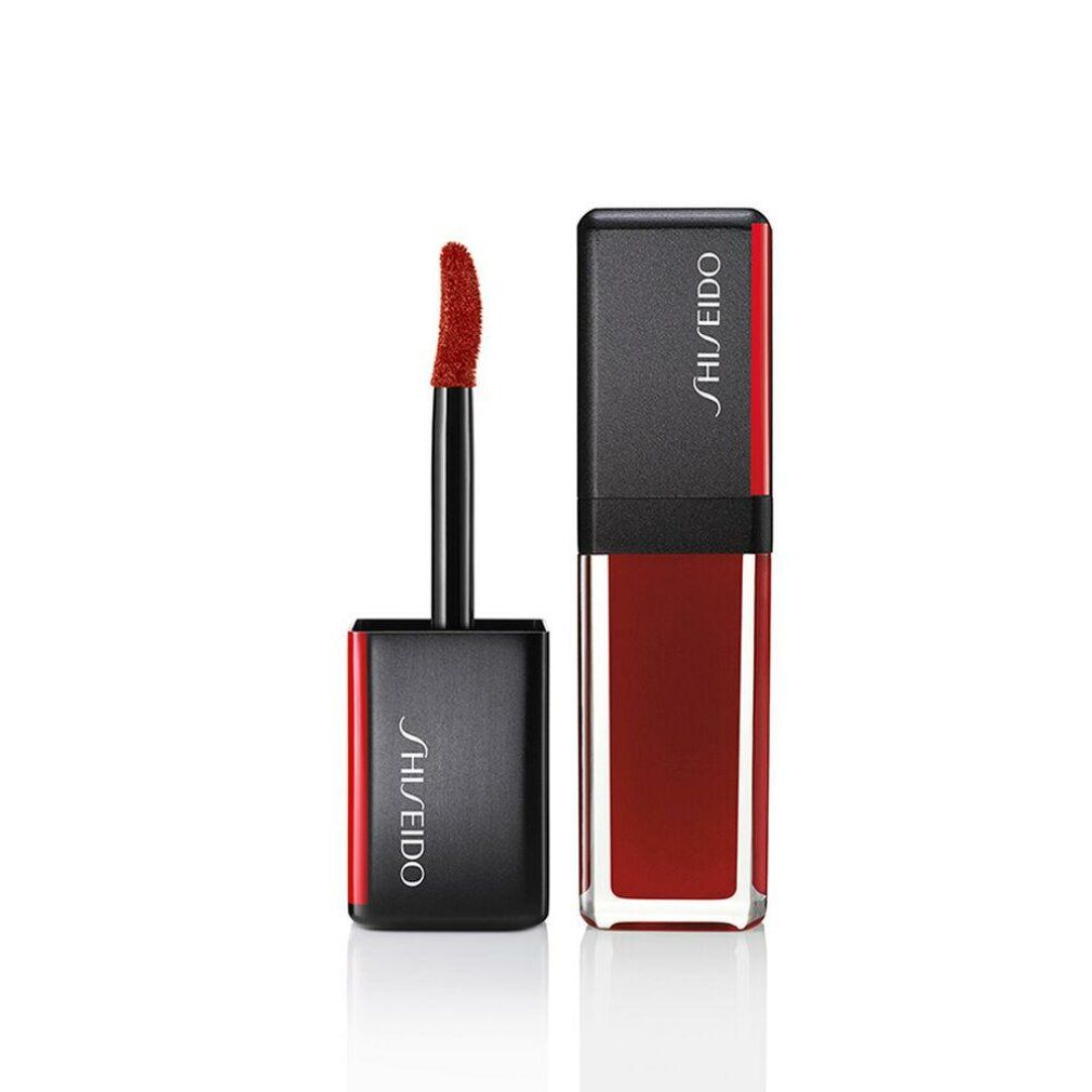 Lucidalabbra rosso con tappo nero. Applicatore visibile. Logo Shiseido sul contenitore.