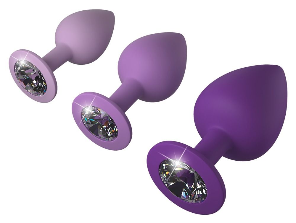 Tre plug anali con base in cristallo, viola e lavanda, mostrati da diverse angolazioni.