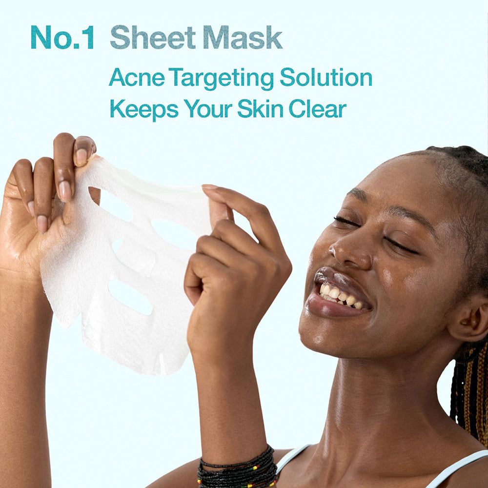 Una donna tiene una maschera in tessuto con pantotenico B5 e acido ialuronico.