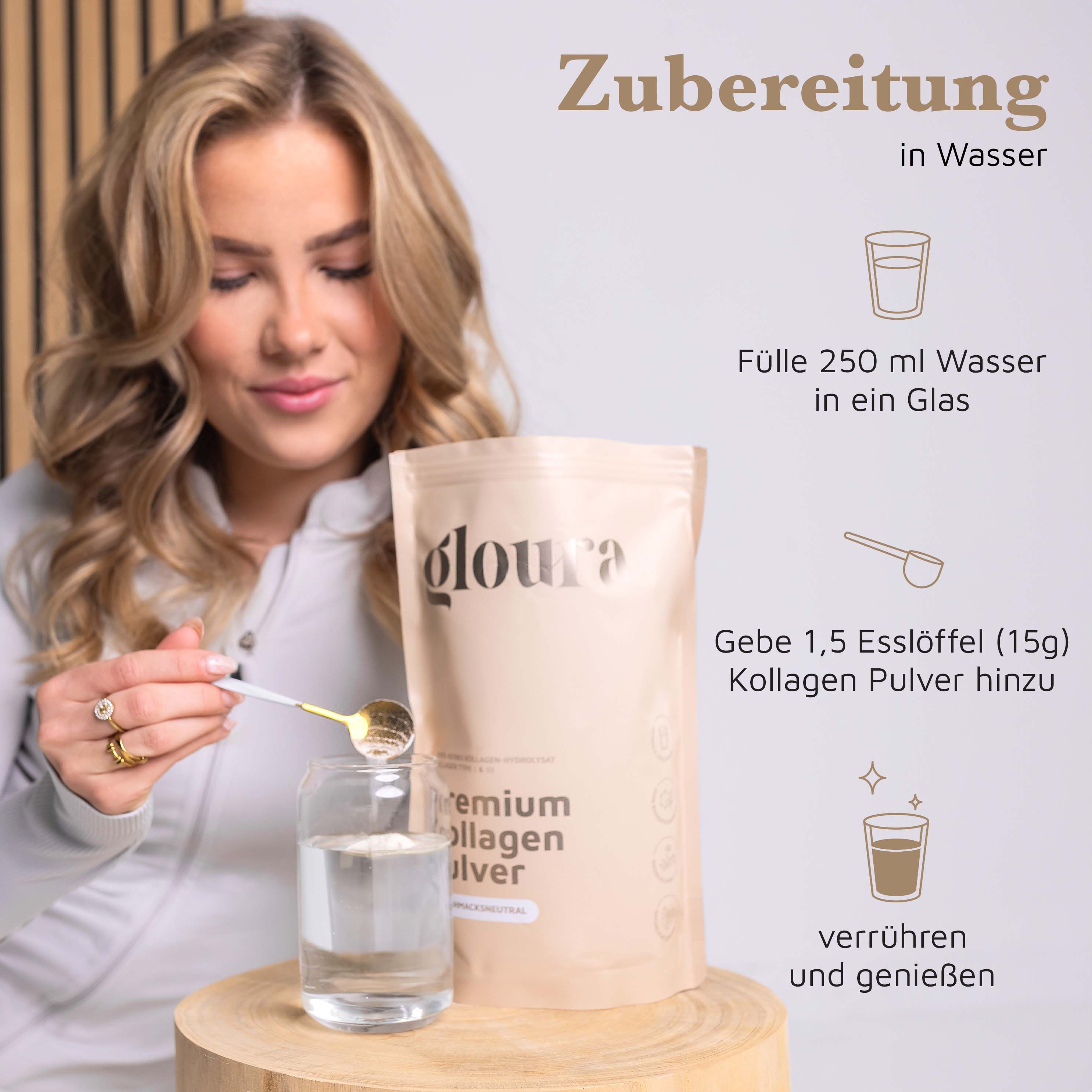 Una donna tiene un cucchiaio sopra un bicchiere d'acqua. Accanto, una confezione di Gloura® Kollagen Pulver. Istruzioni per la preparazione.
