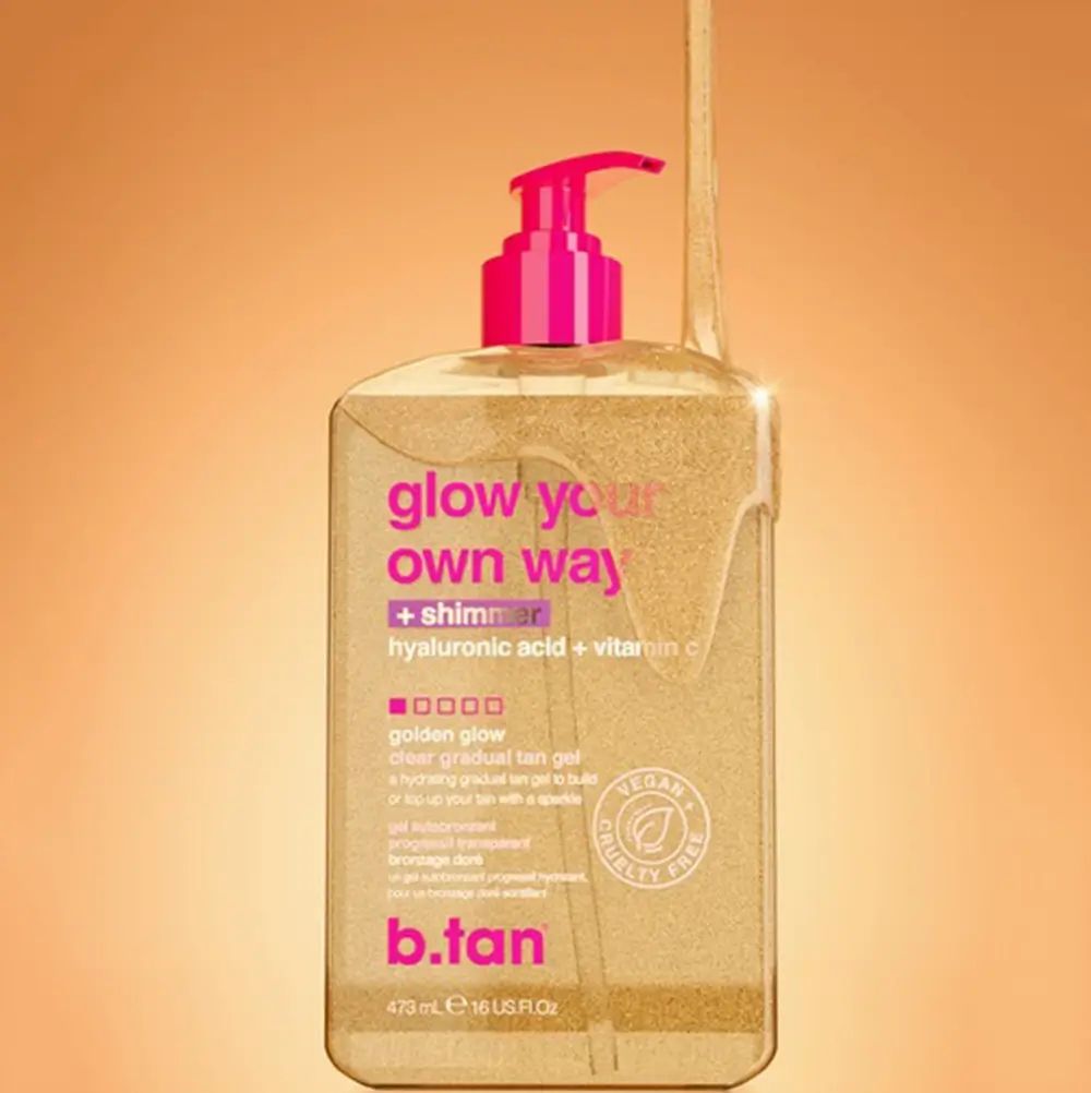 Flacone trasparente con pompa rosa. Nome del prodotto e ingredienti sull'etichetta. Sigillo vegano e cruelty-free.