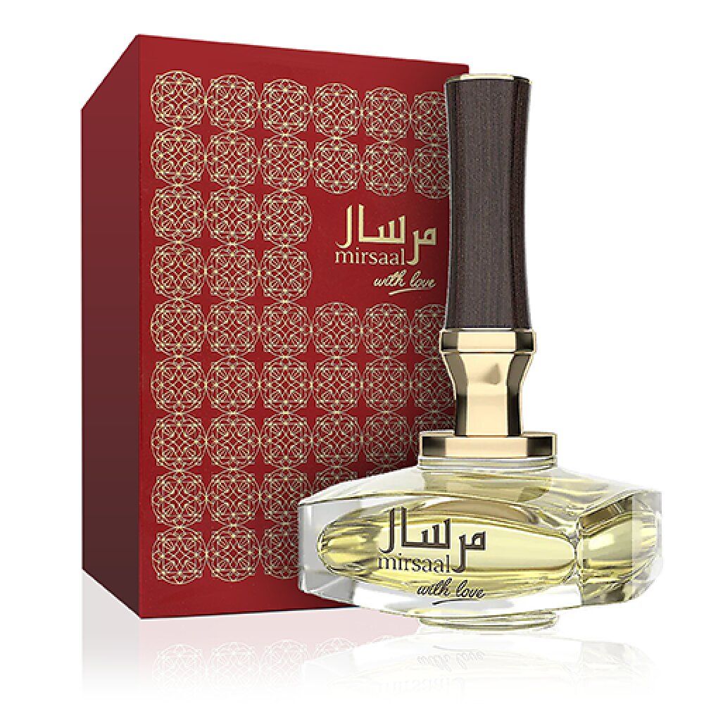 Flacone di profumo con tappo in legno e collo dorato, accanto a scatola rossa. Scrittura araba e 'with love' su flacone e scatola.
