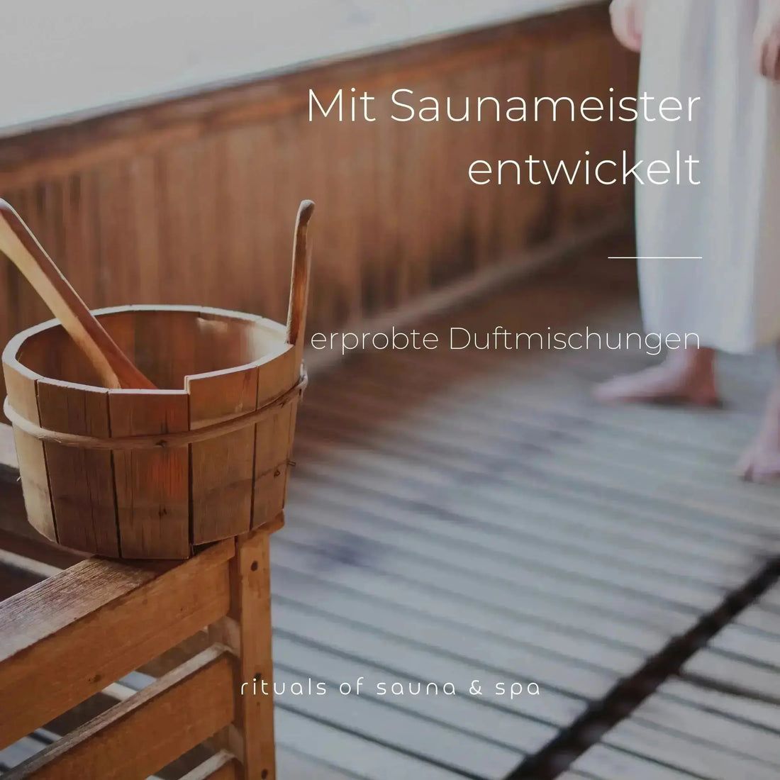 Sauna in legno con secchio e mestolo. Testo: Sviluppato con un maestro di sauna. Miscele di profumi collaudate. Rituals of sauna & spa.