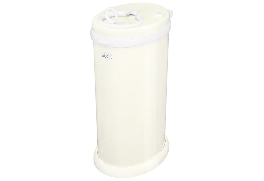 Bidone per pannolini beige. Forma cilindrica. Coperchio bianco con maniglia. Marchio 'ubbi' visibile.