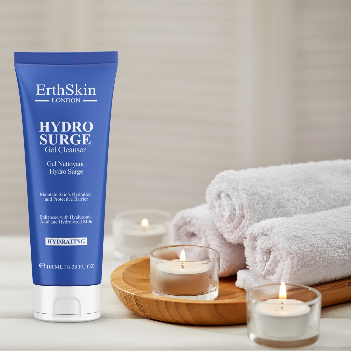 Tubo blu HYDROSURGE Gel Cleanser. Testo: ErthSkin London, HYDROSURGE Gel Cleanser. Su un vassoio con candele e asciugamani.