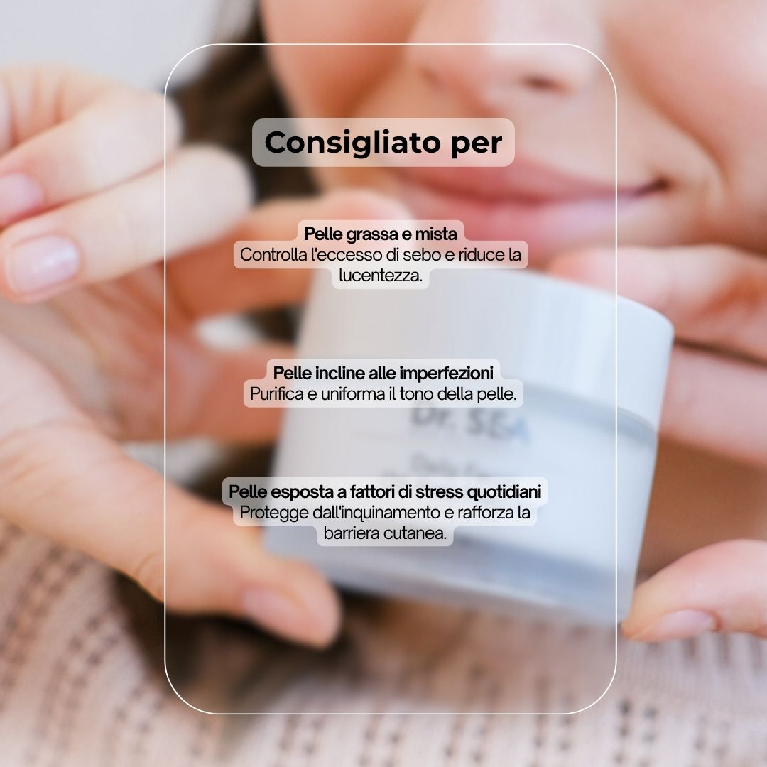 Vasetto di crema in mano. Testo: Consigliato per, Pelle grassa e mista, Pelle incline alle imperfezioni, Pelle esposta a fattori di stress.