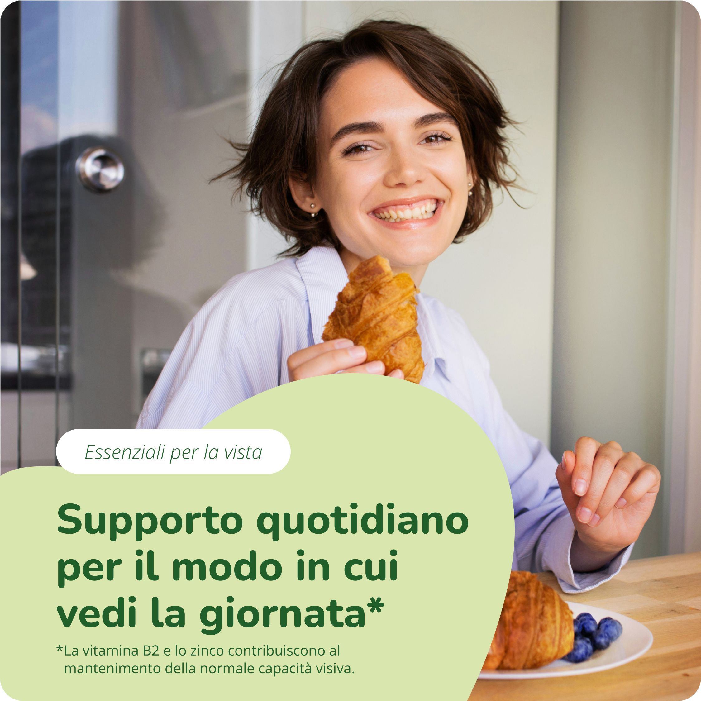 Donna fa colazione con croissant e frutti di bosco, supporto quotidiano per la vista.