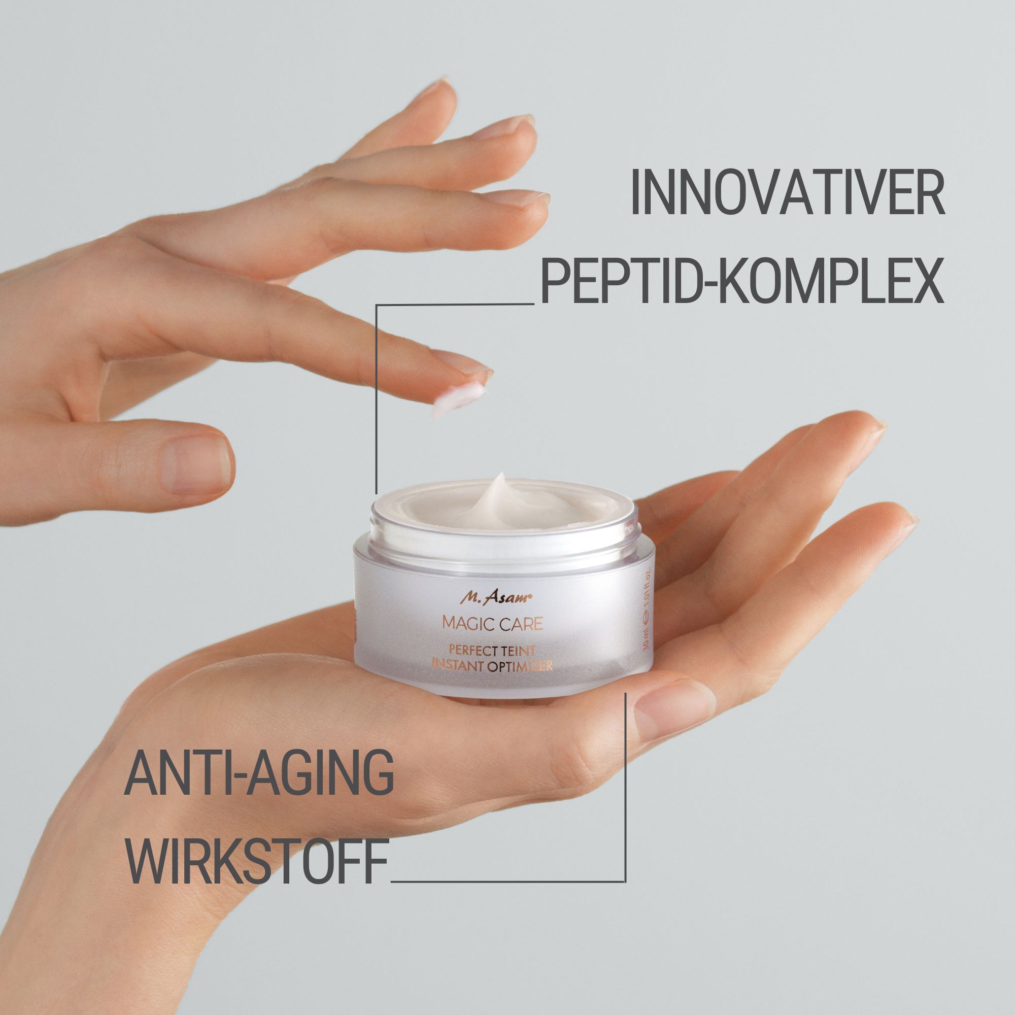 Mano che tiene un vasetto di crema. Testo: M. Asam MAGIC CARE PERFECT TEINT INSTANT OPTIMIZER. Frecce: complesso peptidico, anti-età.