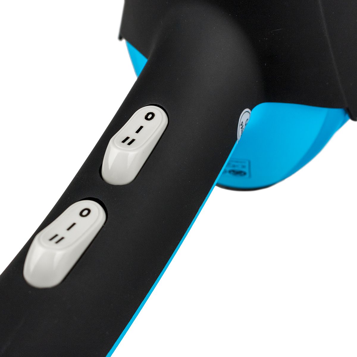 Primo piano dell'impugnatura dell'asciugacapelli. Due interruttori bianchi con marcature 0 e I.