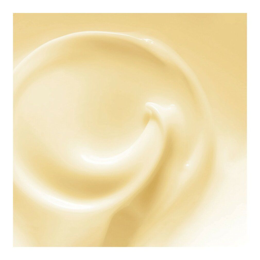 Primo piano di una sostanza cremosa giallo chiaro. La consistenza è liscia e a spirale.