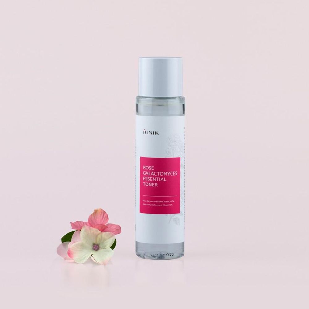 Flacone trasparente con tappo bianco ed etichetta. Scritta: Rose Galactomyces Essential Toner. Accanto un fiore.