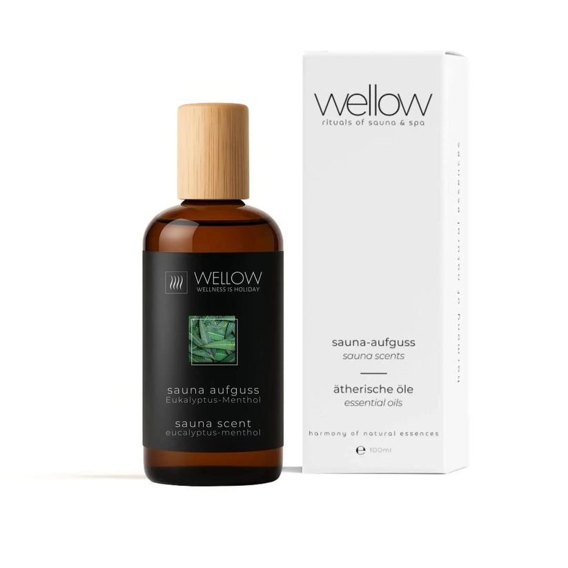 Flacone marrone con infusione per sauna, tappo in legno e confezione. Scritta: Wellow, profumo per sauna, oli essenziali.