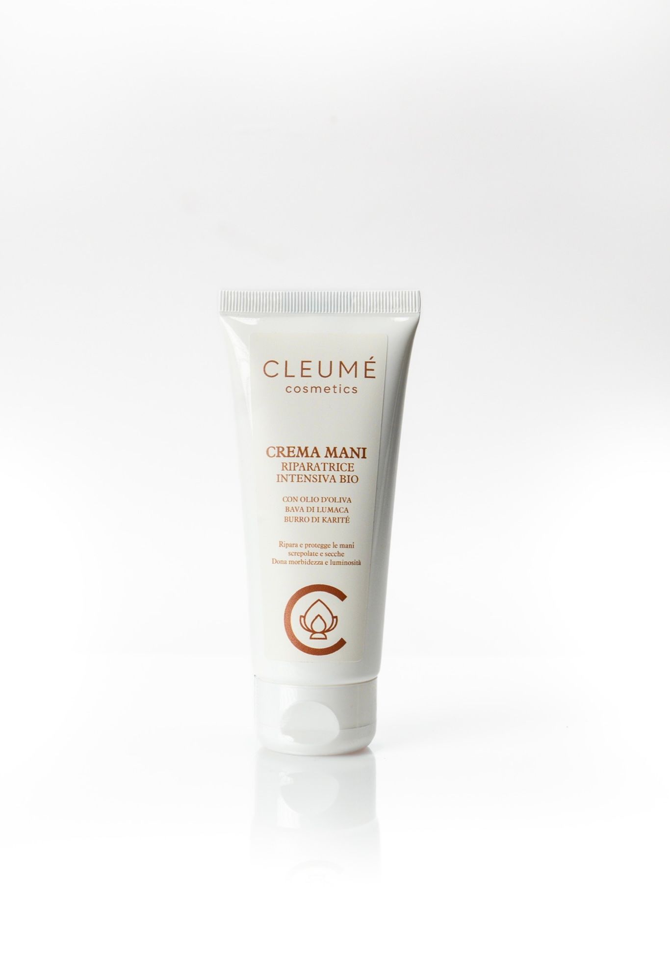 Tubo crema Cleume. Testo: Crema Mani Riparatrice Intensiva Bio. Tubo bianco, testo marrone.