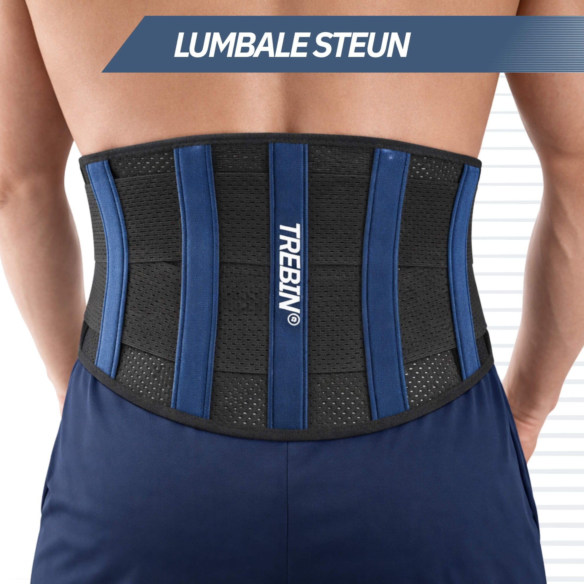 Vista posteriore di un uomo con un tutore lombare nero e blu con rinforzi verticali e il nome del marchio 'TREBIN'.