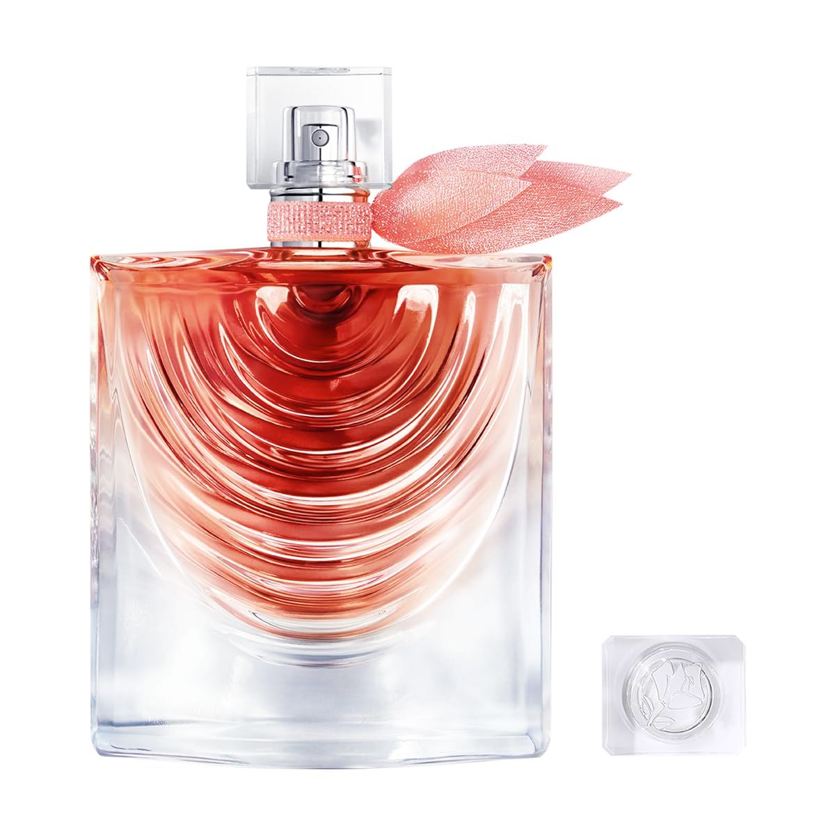 Flacone di profumo quadrato, liquido rosa, con fiocco rosa e tappo separato. Contenitore in vetro trasparente.