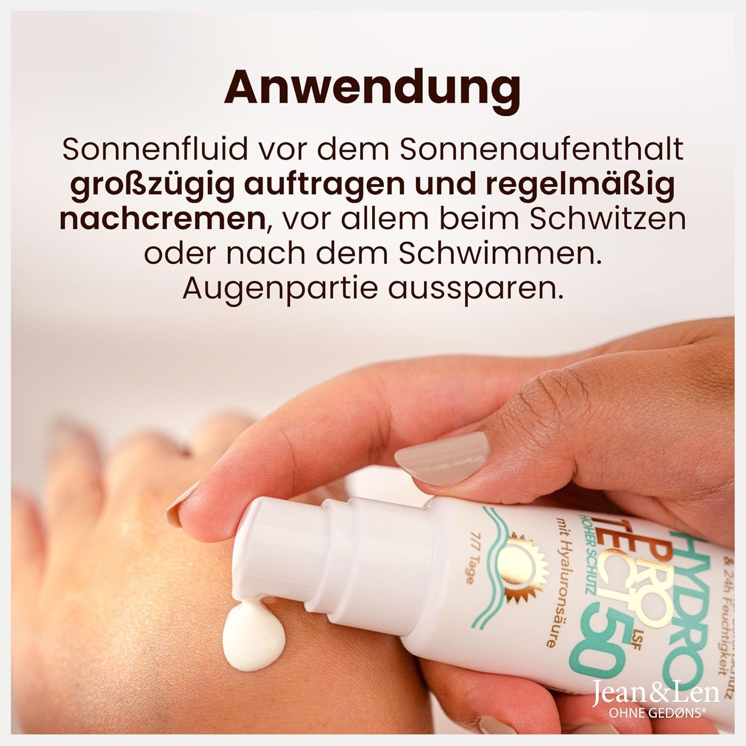 Mano che applica Jean & Len Sensitiv Sonnenschutzfluid LSF 50 sulla pelle. Testo: Hydro Protect, LSF 50, acido ialuronico. Istruzioni per l'uso.