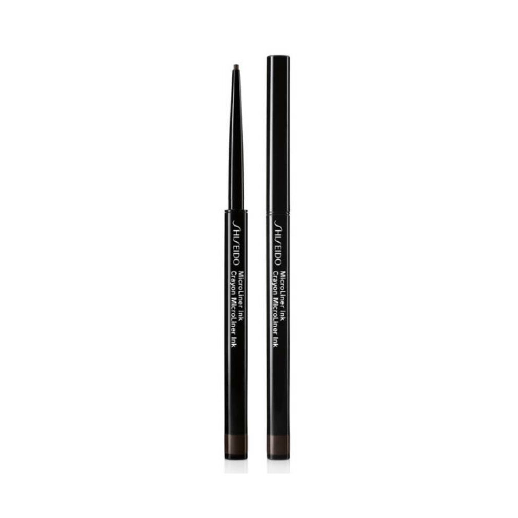 Due matite eyeliner nere. Una con la punta estesa, l'altra con il cappuccio chiuso.