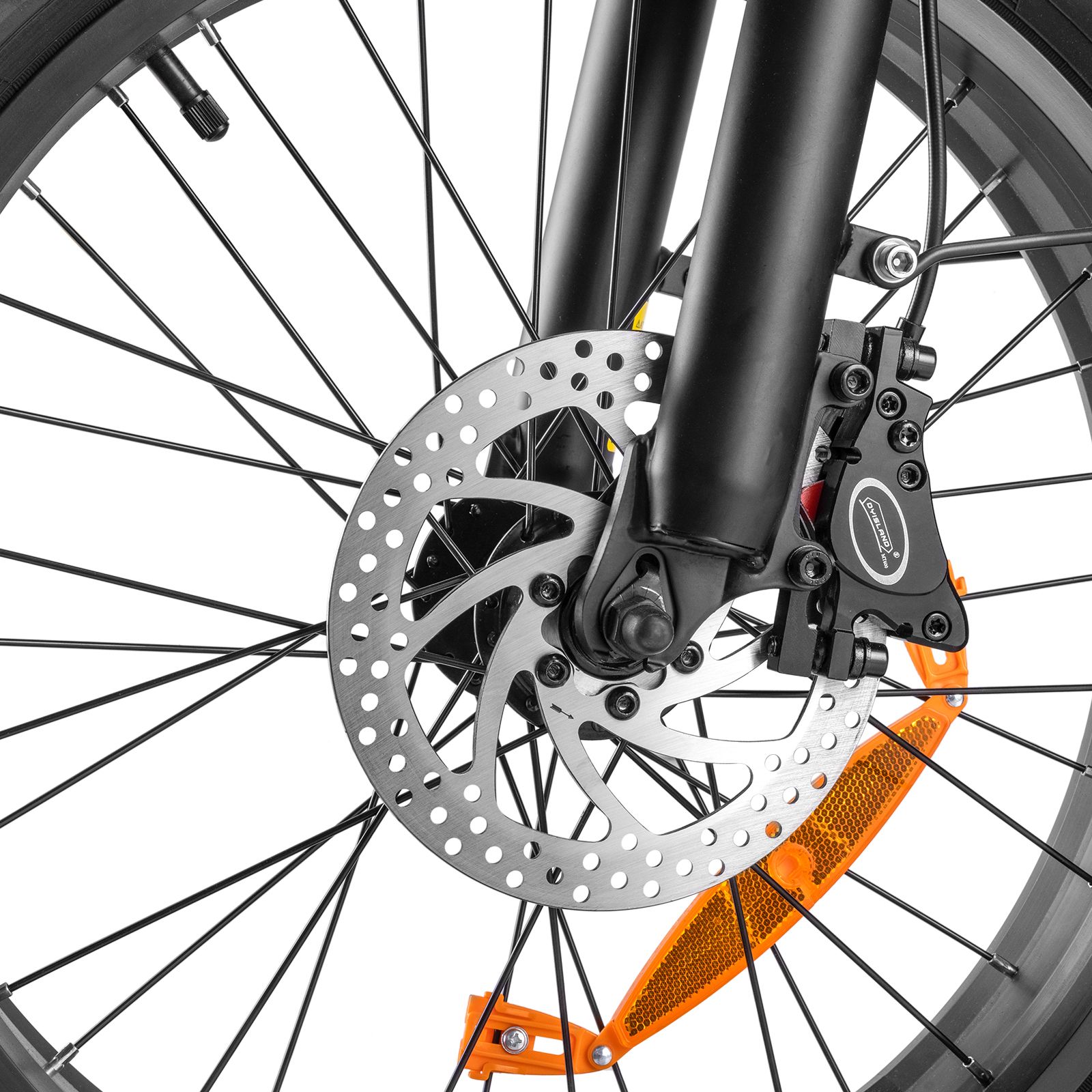 Primo piano del freno anteriore. Freno a disco, catarifrangente arancione, raggi. Forcella e pneumatico neri.