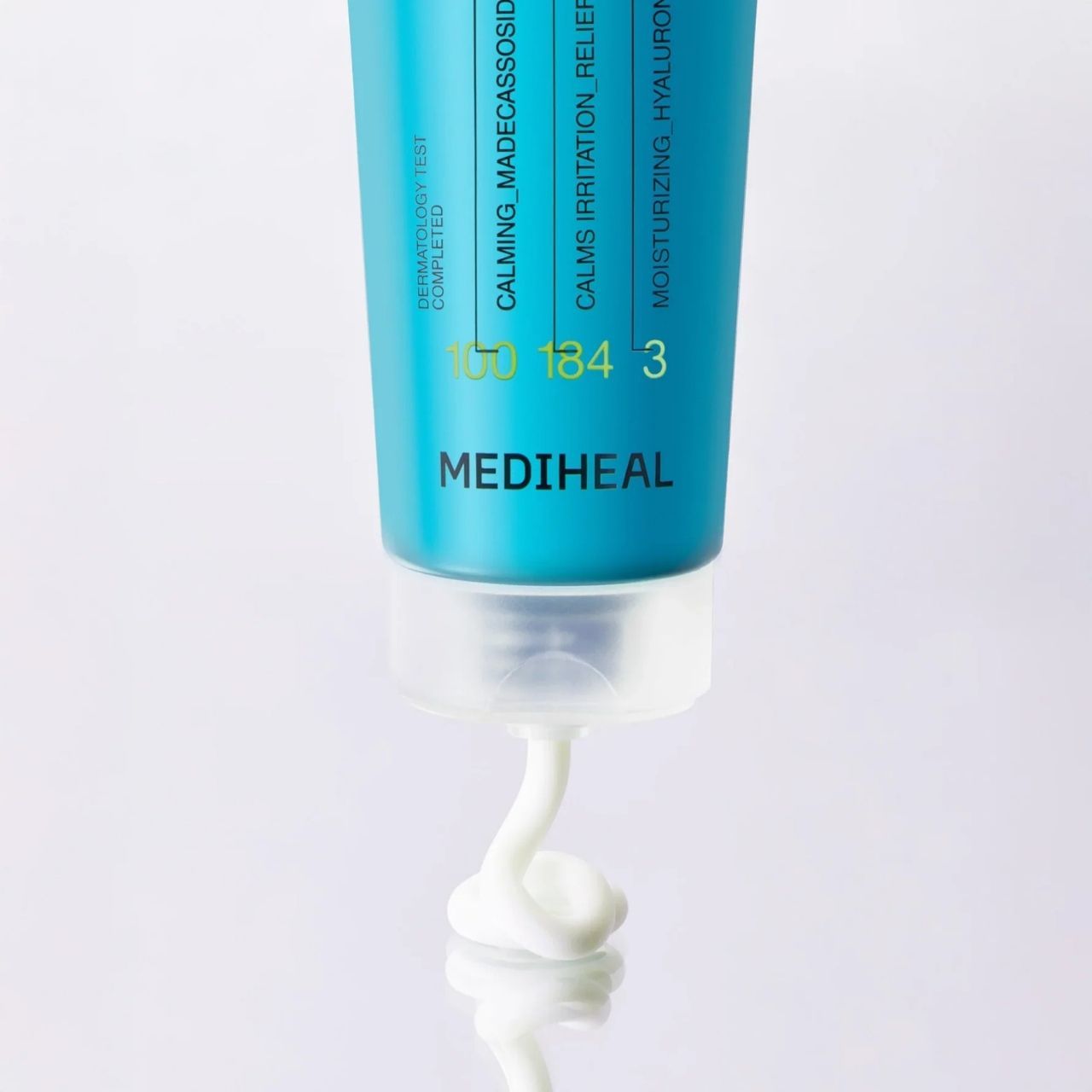 Pasta detergente bianca estrusa dal tubo aperto MEDIHEAL Madecassoside Cleanser.