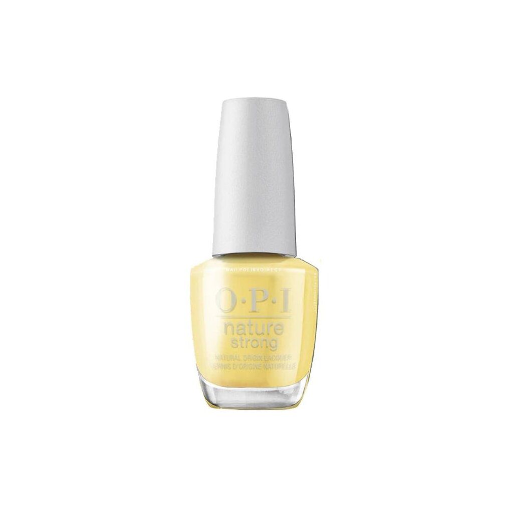 Una bottiglia di smalto per unghie OPI Nature Strong, colore Make My Daisy. La bottiglia è di forma quadrata con un tappo bianco. Lo smalto è giallo. Sulla bottiglia si legge "OPI nature strong".
