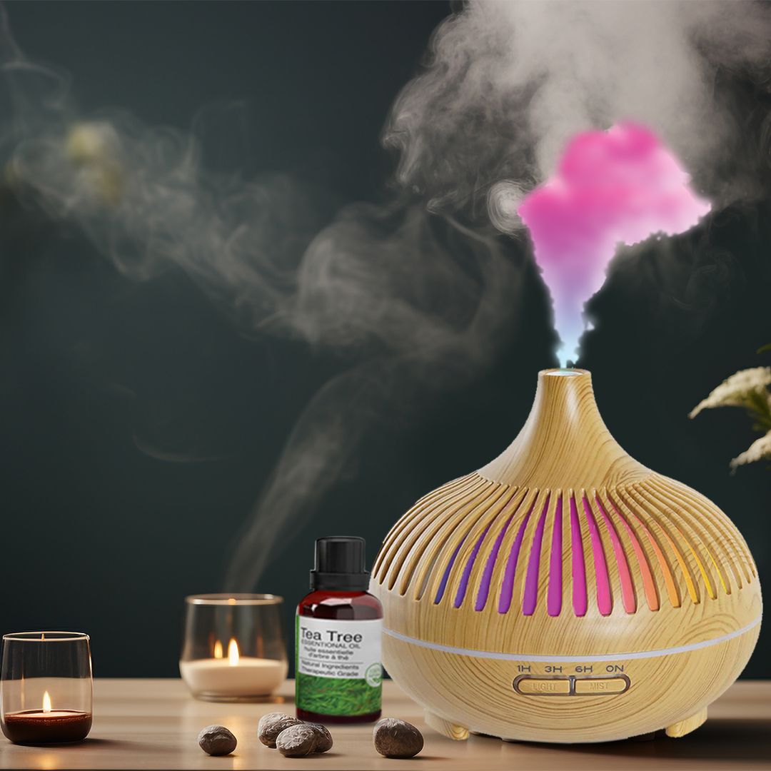 Diffusore di aromi in legno con illuminazione a LED e olio essenziale. Nebbia e candela sullo sfondo.