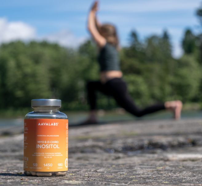Flacone Aavalabs Myo- & D-Chiro Inositol all'aperto con una persona che fa yoga.