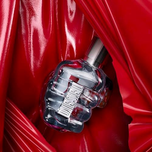 Flacone Diesel Only The Brave Eau de Toilette in tessuto rosso.