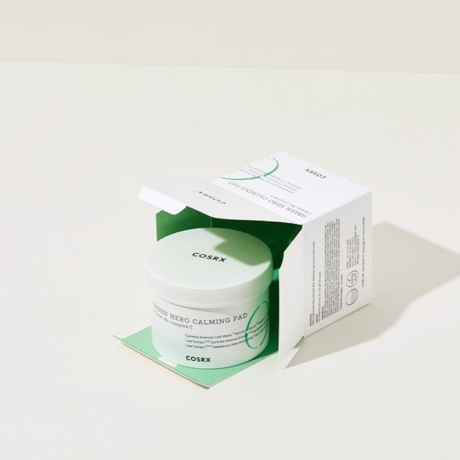 Contenitore bianco in una scatola bianca. Scritta: Green Hero Calming Pad, COSRX. Sfondo verde.