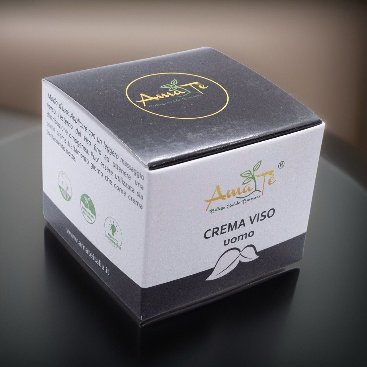Confezione quadrata. Bianco e nero con logo e testo: "CREMA VISO uomo".