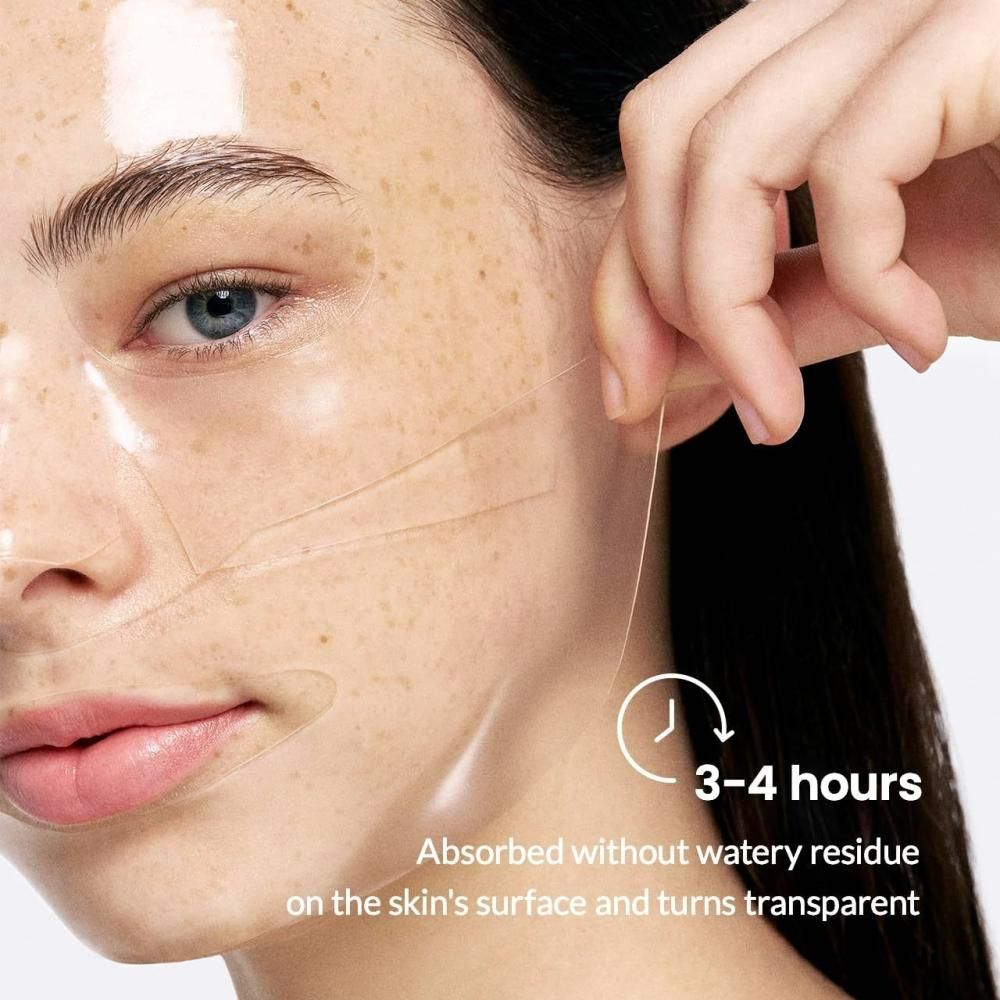 Primo piano di una mano che rimuove una maschera per il viso trasparente. Testo: 3-4 hours, Absorbed without watery residue. Sfondo bianco.
