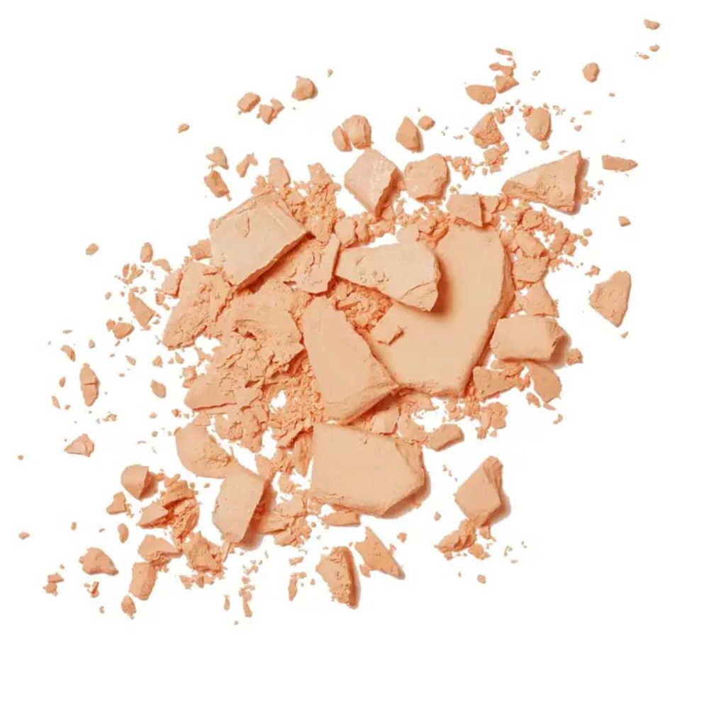 Mucchio di cipria marrone chiaro rotta su sfondo bianco. Varie dimensioni e forme.