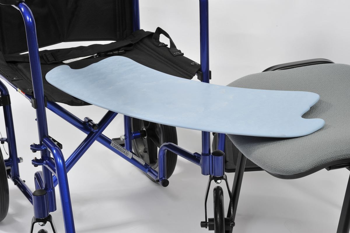 Tavola di trasferimento tra sedia a rotelle e sedia. Tavola blu, sedia a rotelle a sinistra, sedia a destra.